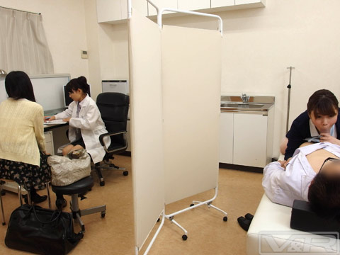 VRTM-022&nbsp; 不妊治療に訪れた夫婦の精子採取で旦那に近付き、嫁のスグ側で背徳の妊娠願望を迫る寝取り看護師